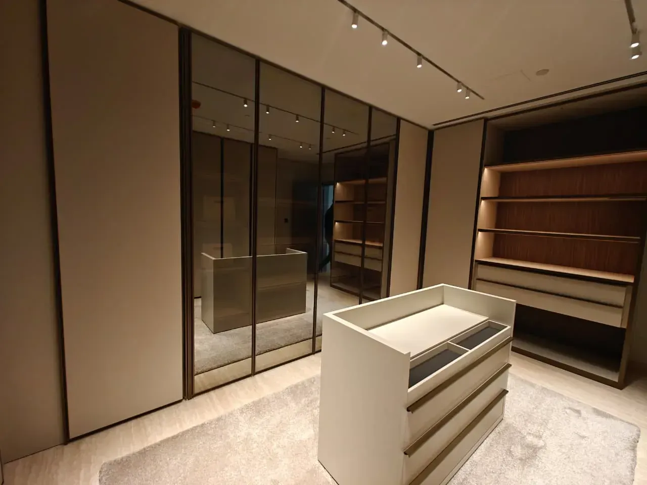 luxury-walk-in-wardrobe-bespoke-joinery-dubai