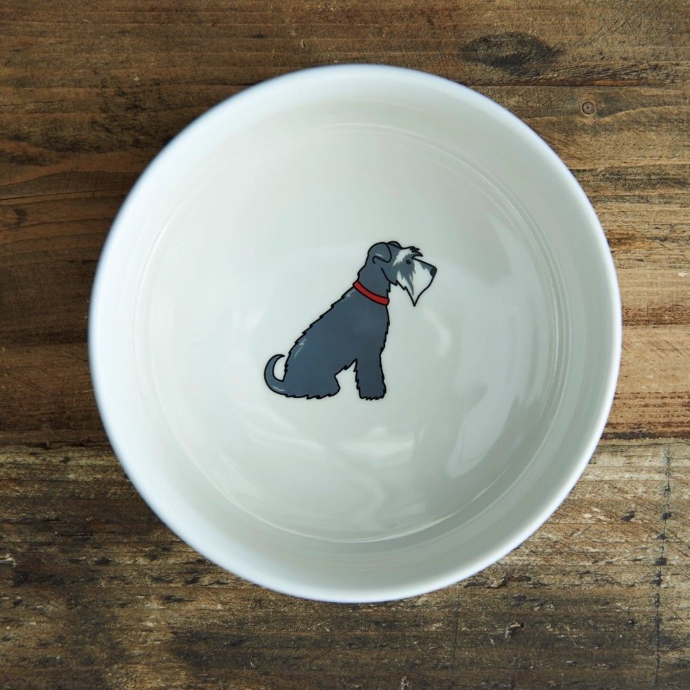 Hondenvoerbak en -box met Schnauzer-motief op een houten oppervlak.