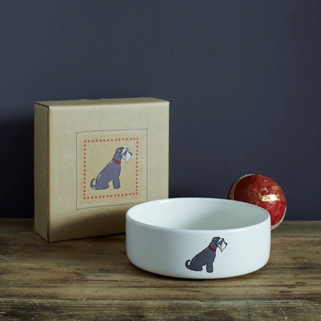 Hondenvoerbak en -box met Schnauzer-motief op een houten oppervlak.