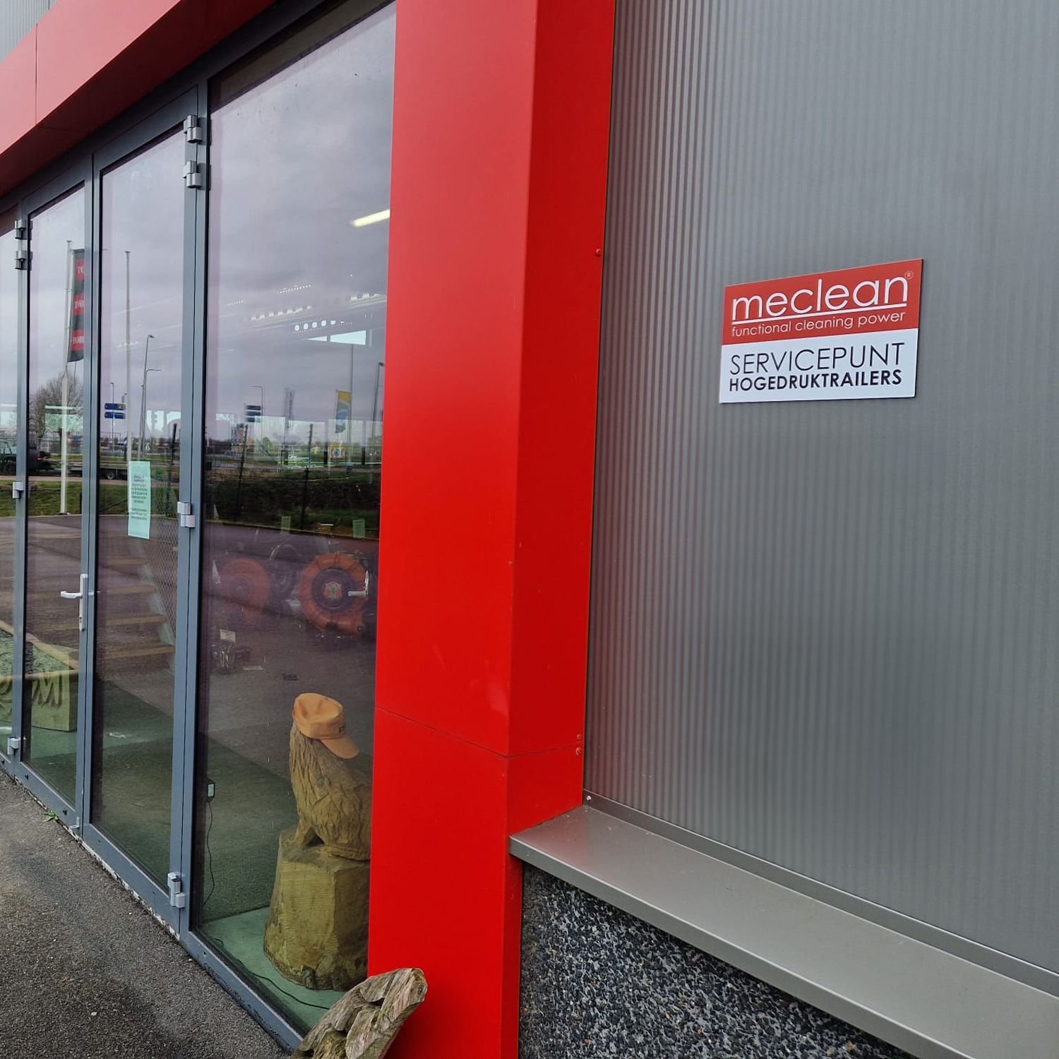 Vibe Creative reclamebureau Zeeuws-Vlaanderen case Meclean ontwerp merkbord naast deur buiten