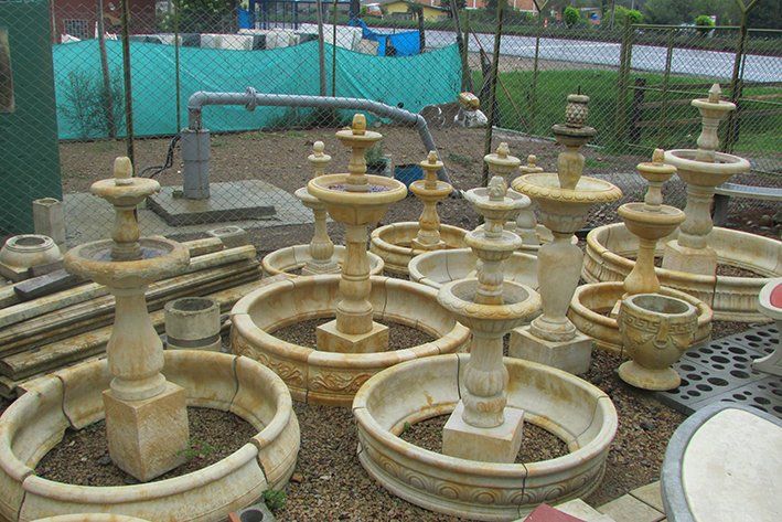 Fuentes, faroles y columnas