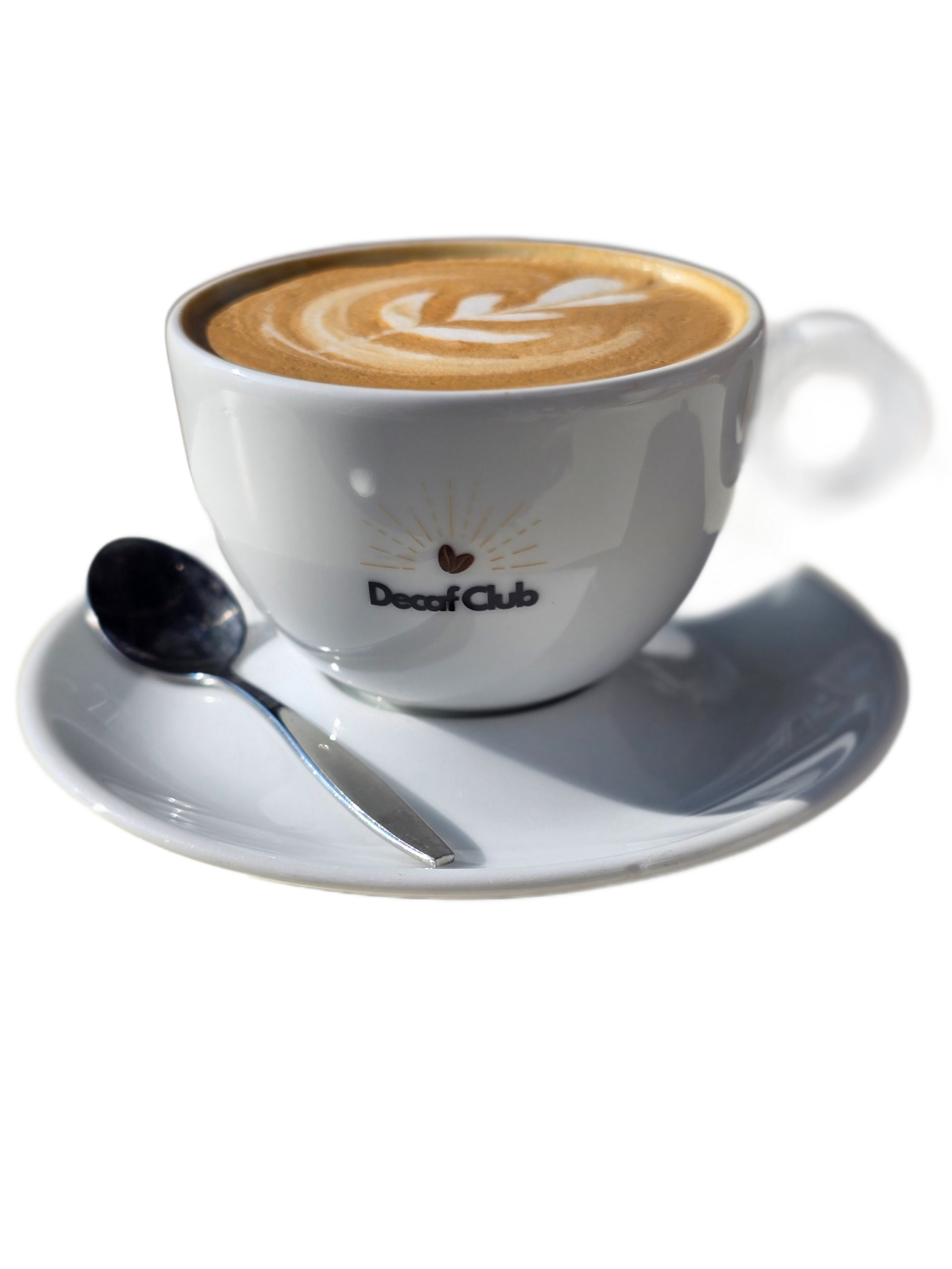 Kopje latte met latte art op een schoteltje en een lepel. 