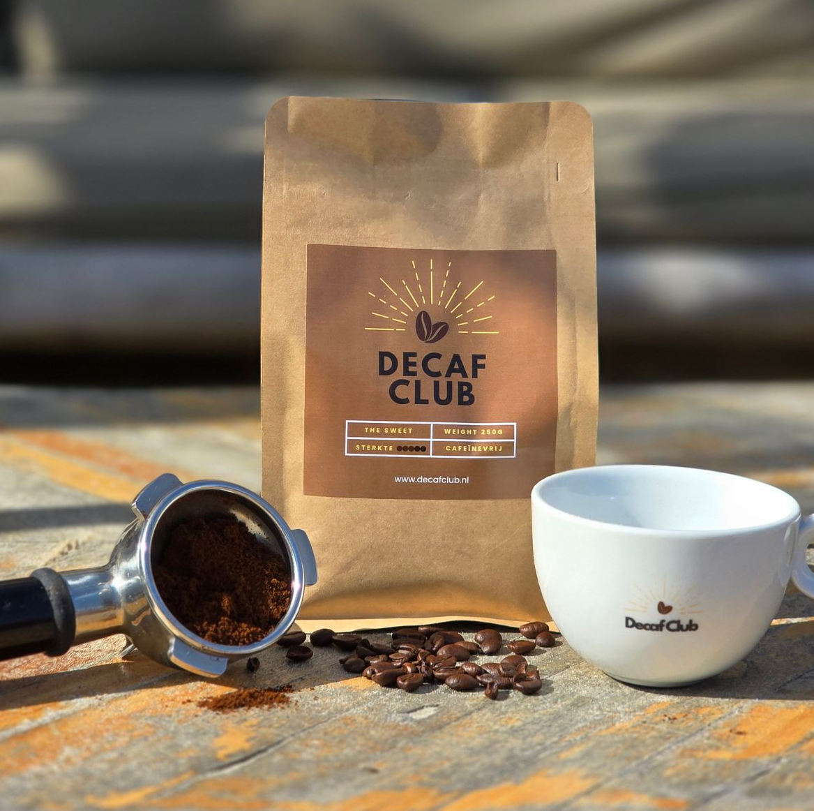 Witte koffiekop met het logo van 