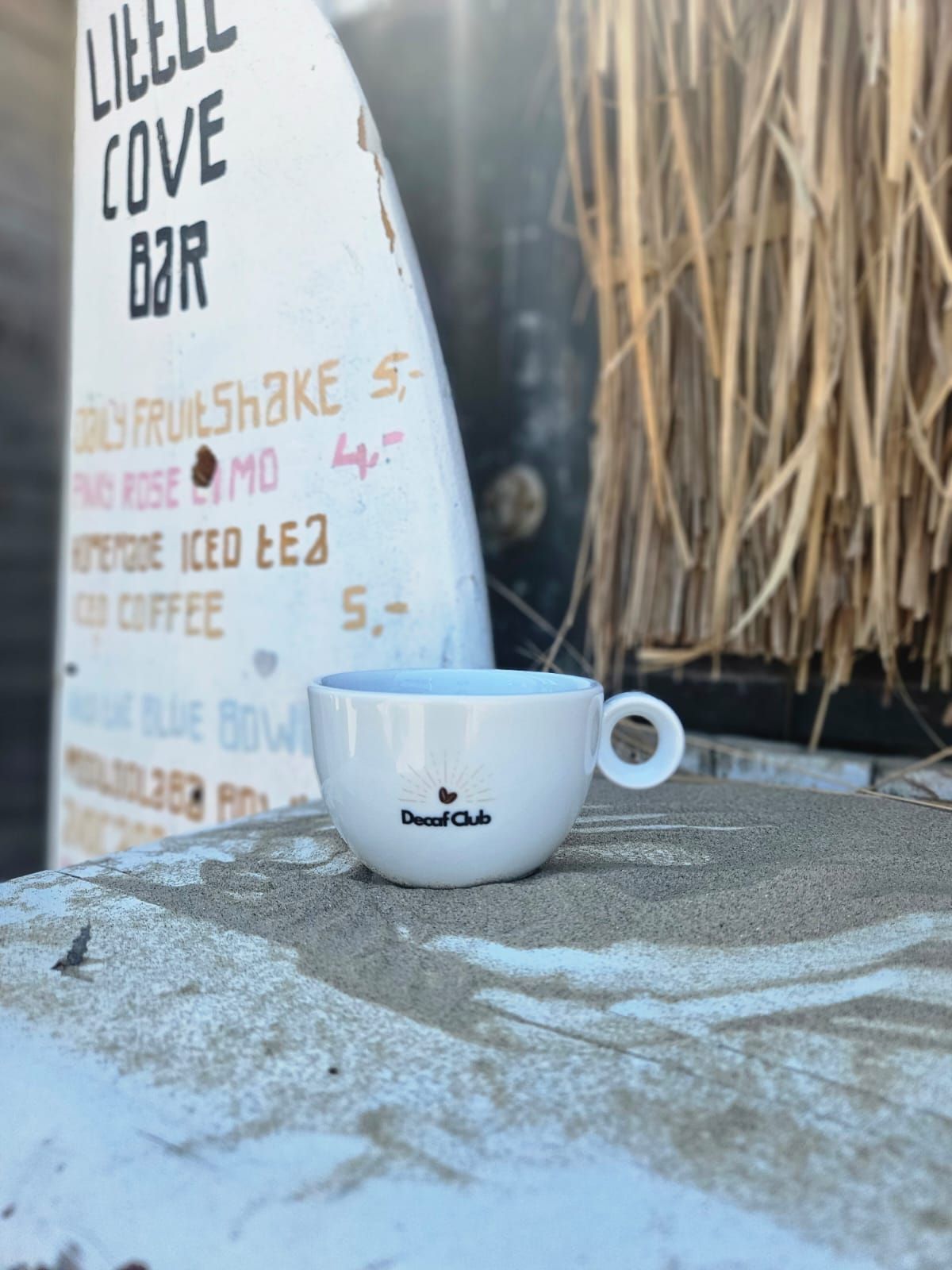 Witte koffiekop met het logo van