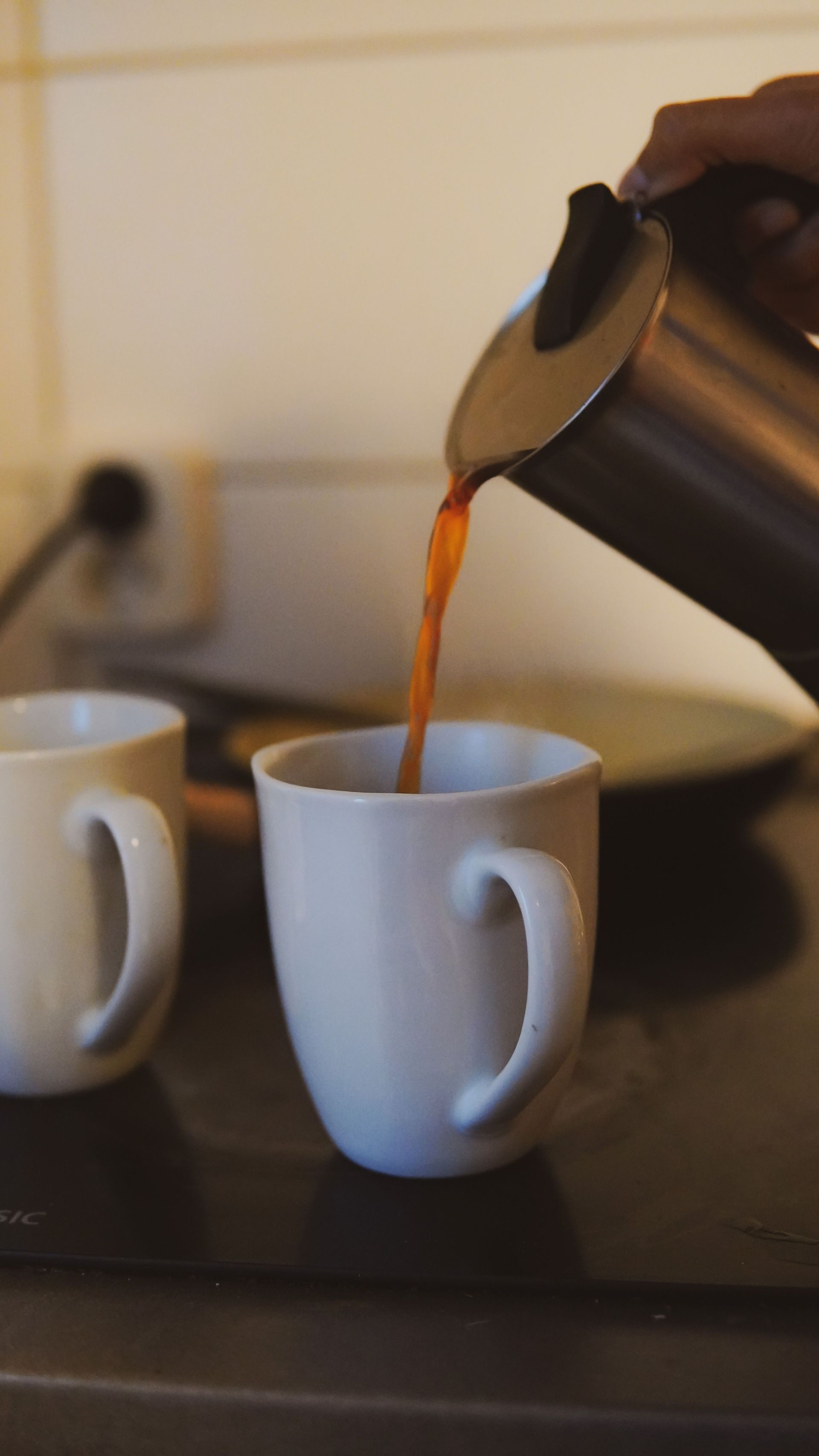 Witte koffiekop met het logo van