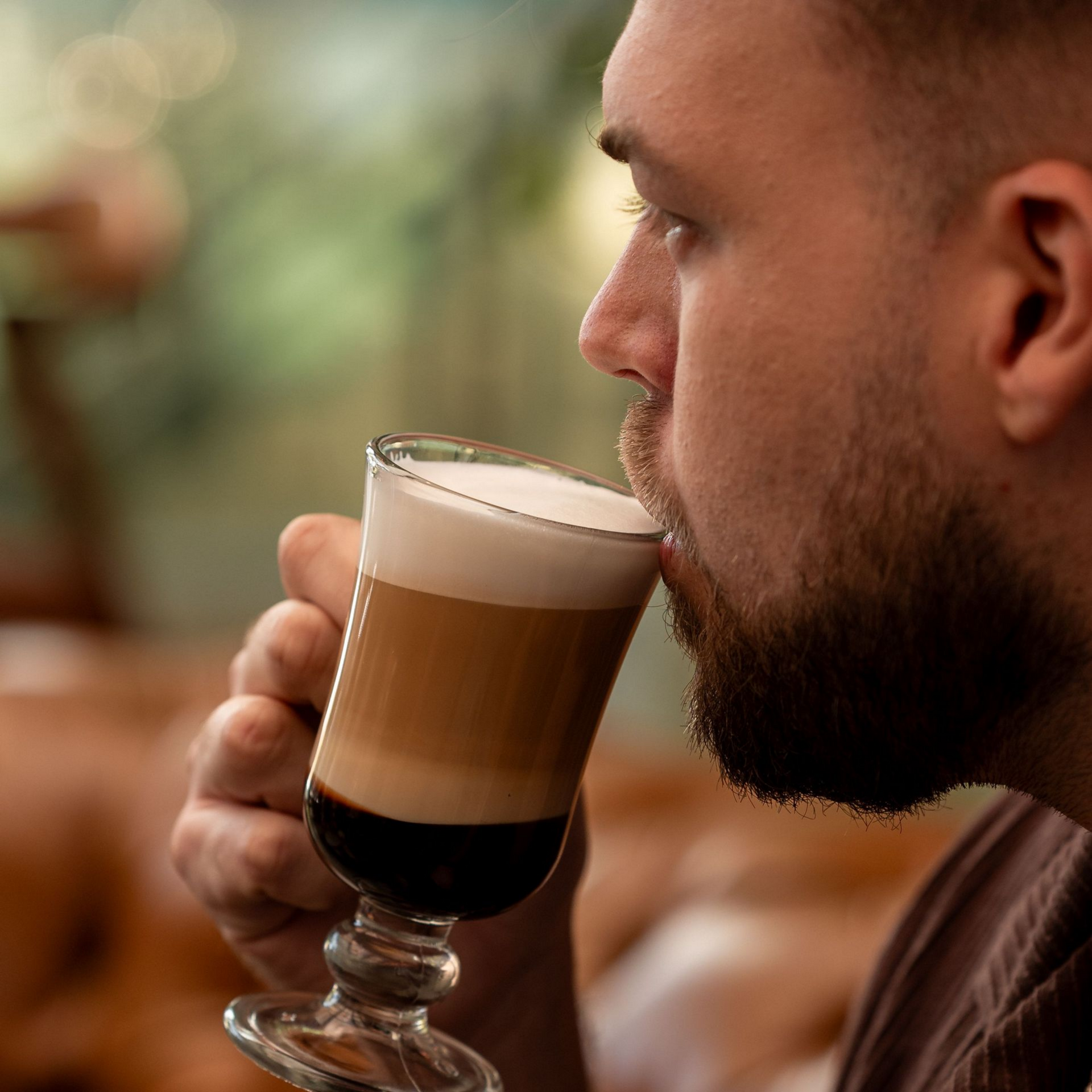 Witte koffiekop met het logo van