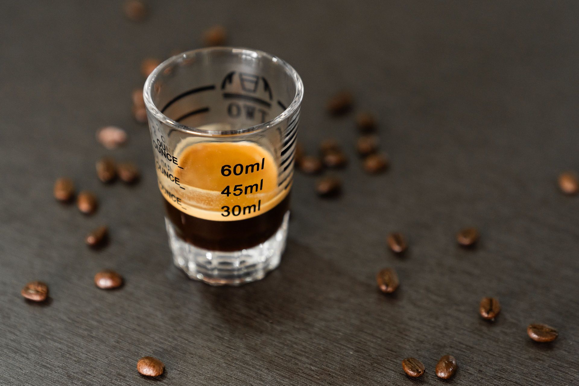 Witte koffiekop met het logo van