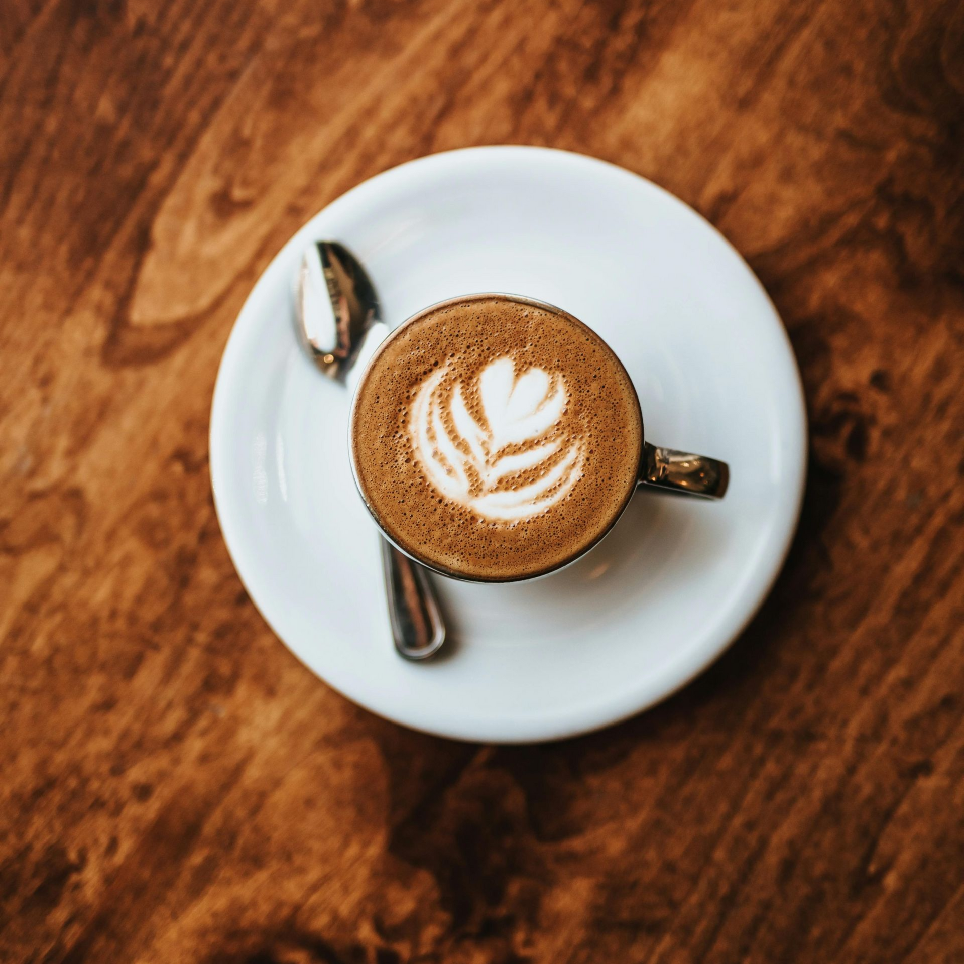 Witte koffiekop met het logo van