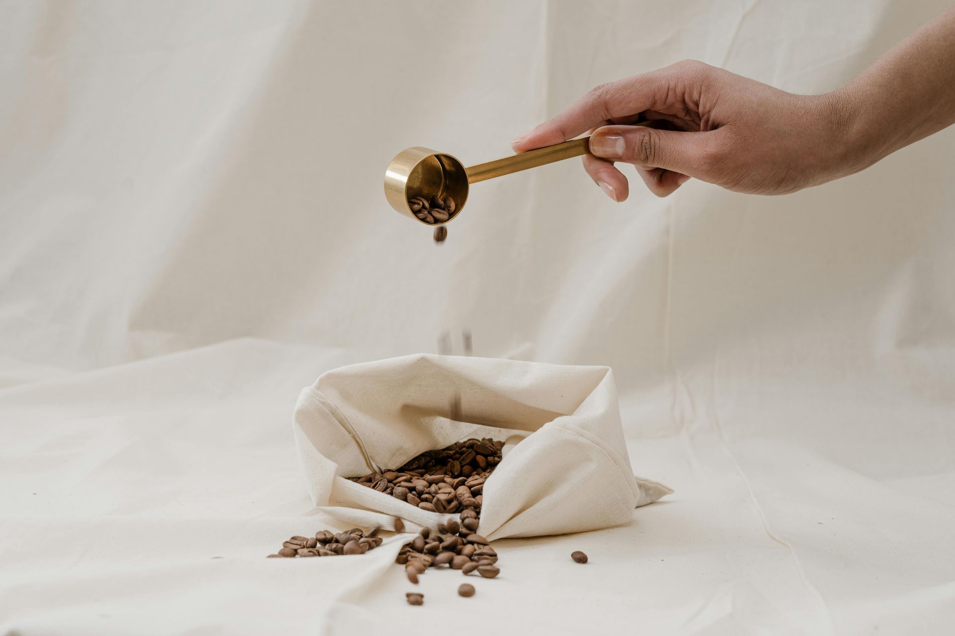 Witte koffiekop met het logo van 