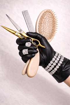 Schere in der Hand