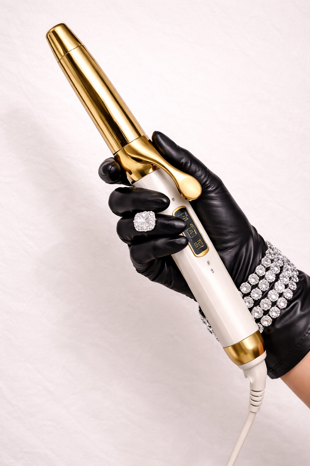 Lockenwickler in der Hand