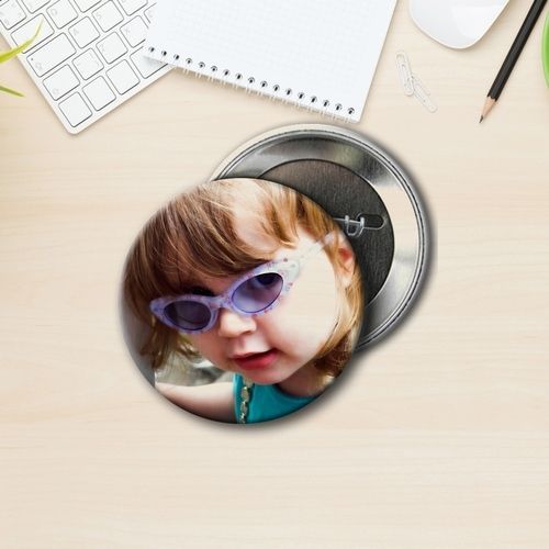 A button with a picture of a little girl wearing sunglasses