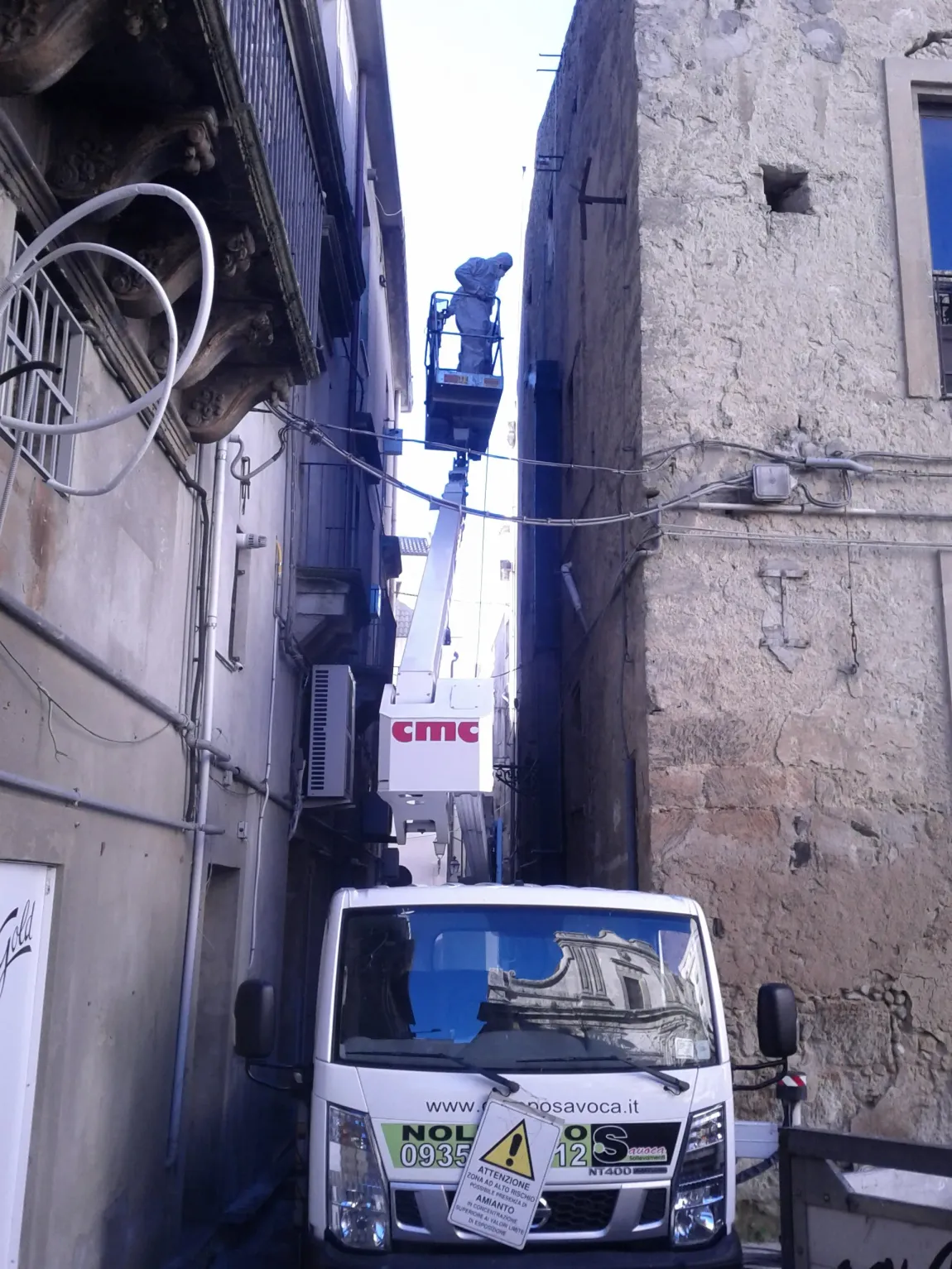 ristrutturazione edile in un vicolo