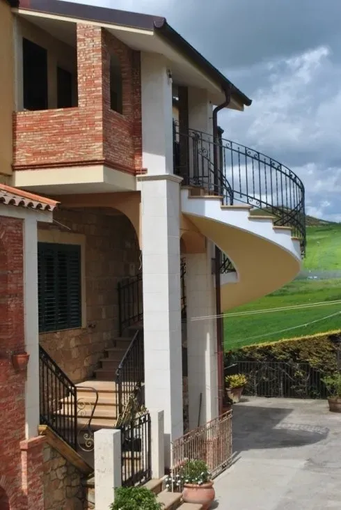 casa di due piani ristrutturata