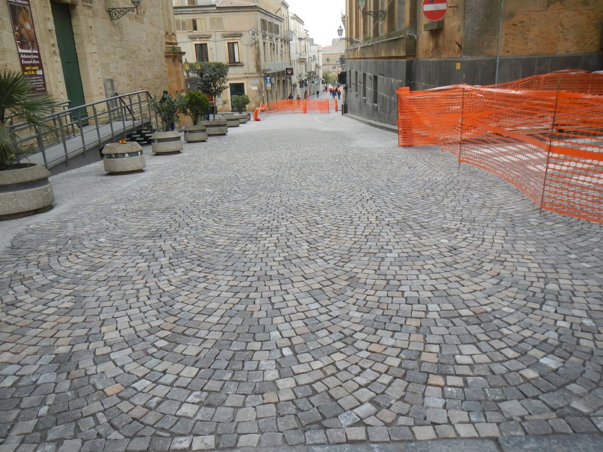 rifacimento strada con san pietrini