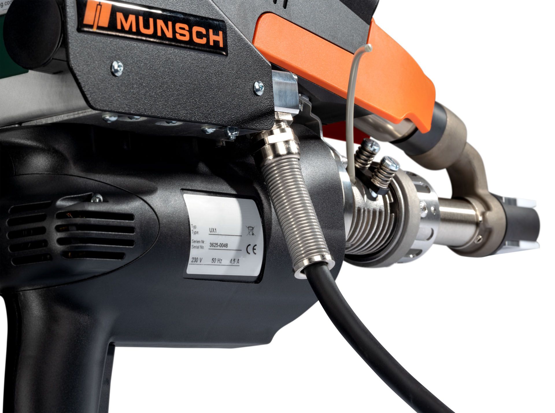 Primer plano de un soplador de hojas de mochila Munsch con piezas del motor y accesorios de manguera de color naranja y negro.