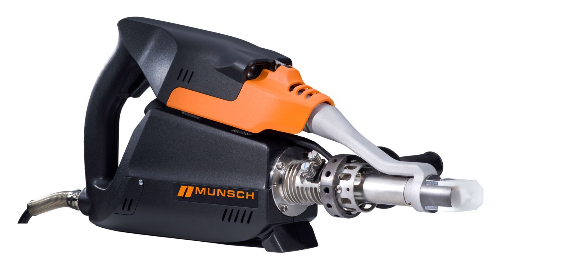 Taladro eléctrico de mano naranja y negro con broca plateada sobre fondo blanco.