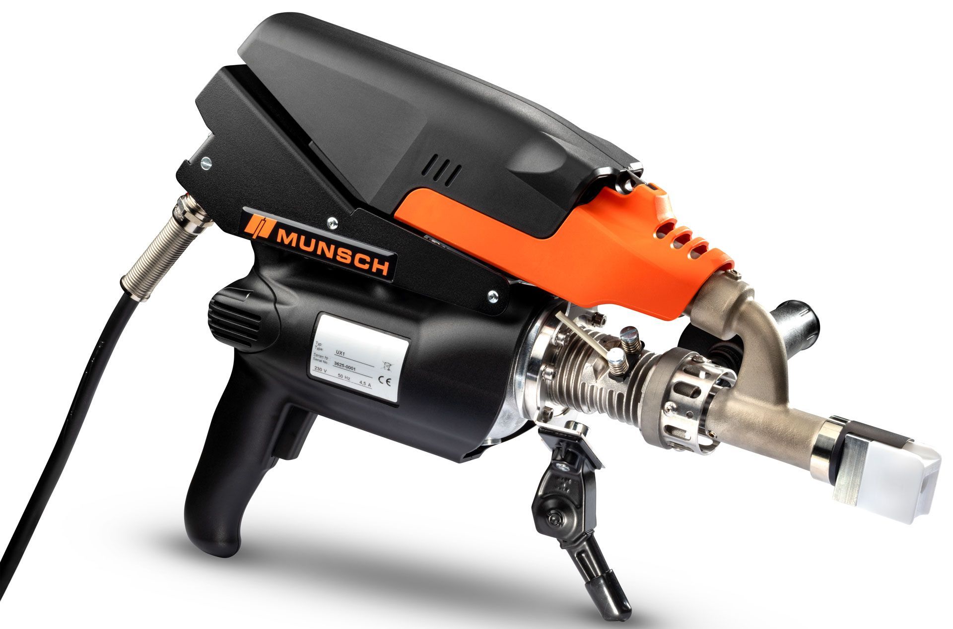 Herramienta eléctrica naranja y negra con boquilla y mango de metal sobre un fondo blanco.