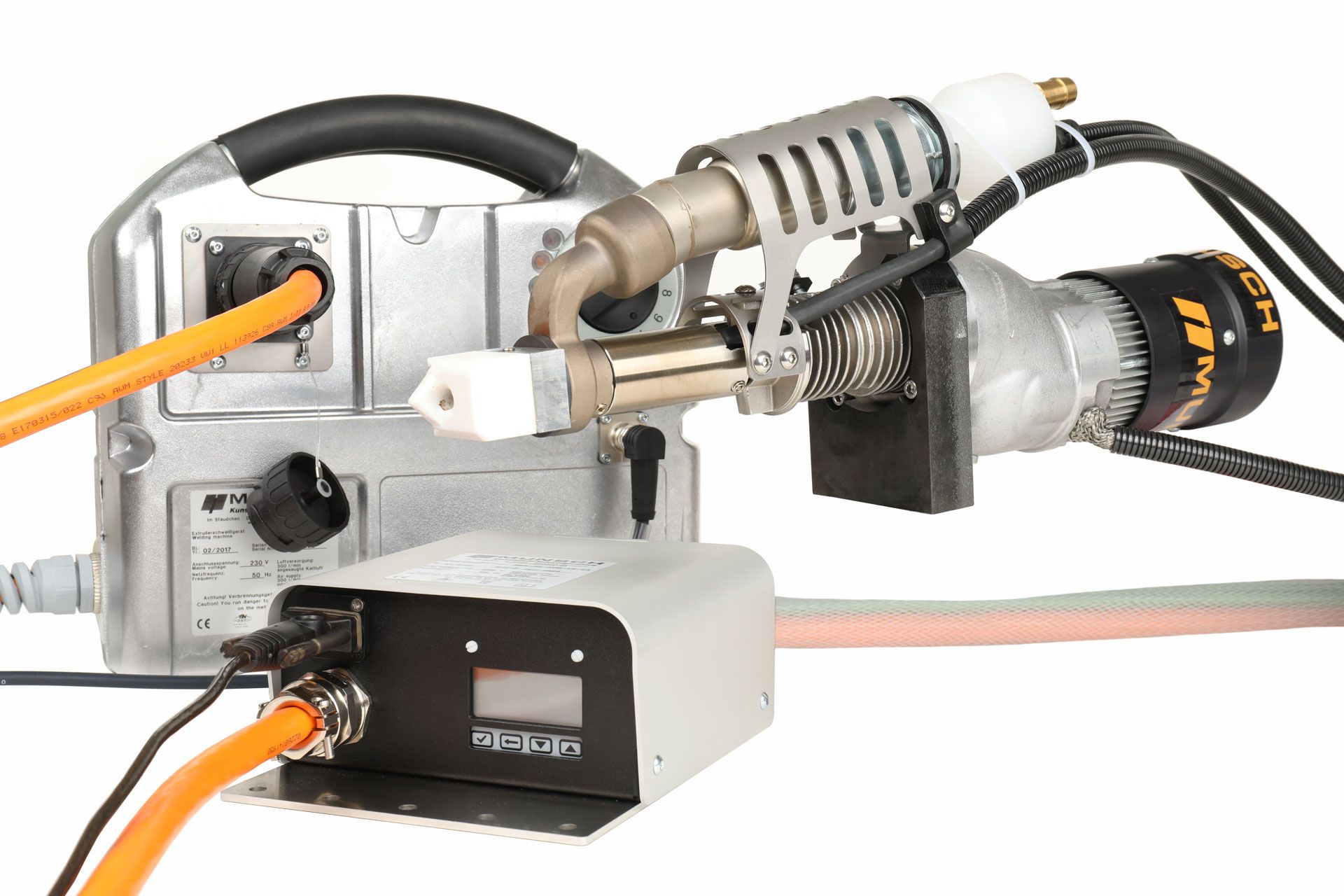 Ensamblaje de herramienta robótica con cables naranjas, brazo metálico y unidad de control sobre un fondo blanco.