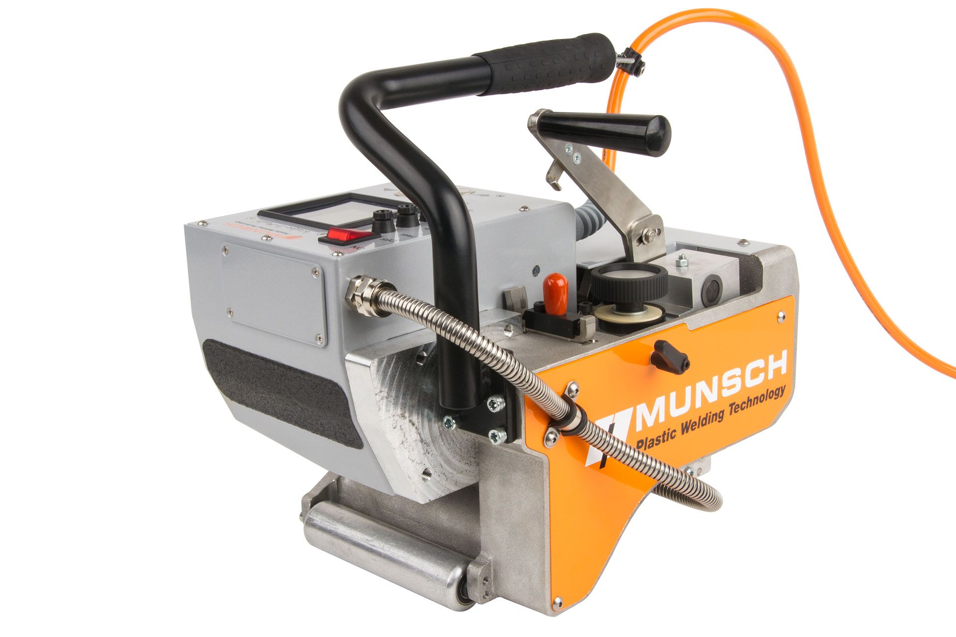 Máquina industrial naranja y negra con manguera, asa metálica y panel de control sobre fondo blanco.