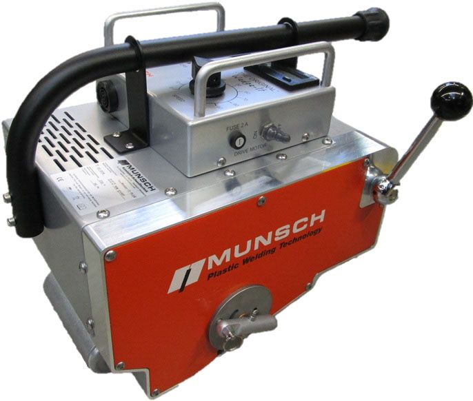 Máquina industrial Munsch roja con tapa plateada, asa negra y palancas de control laterales.