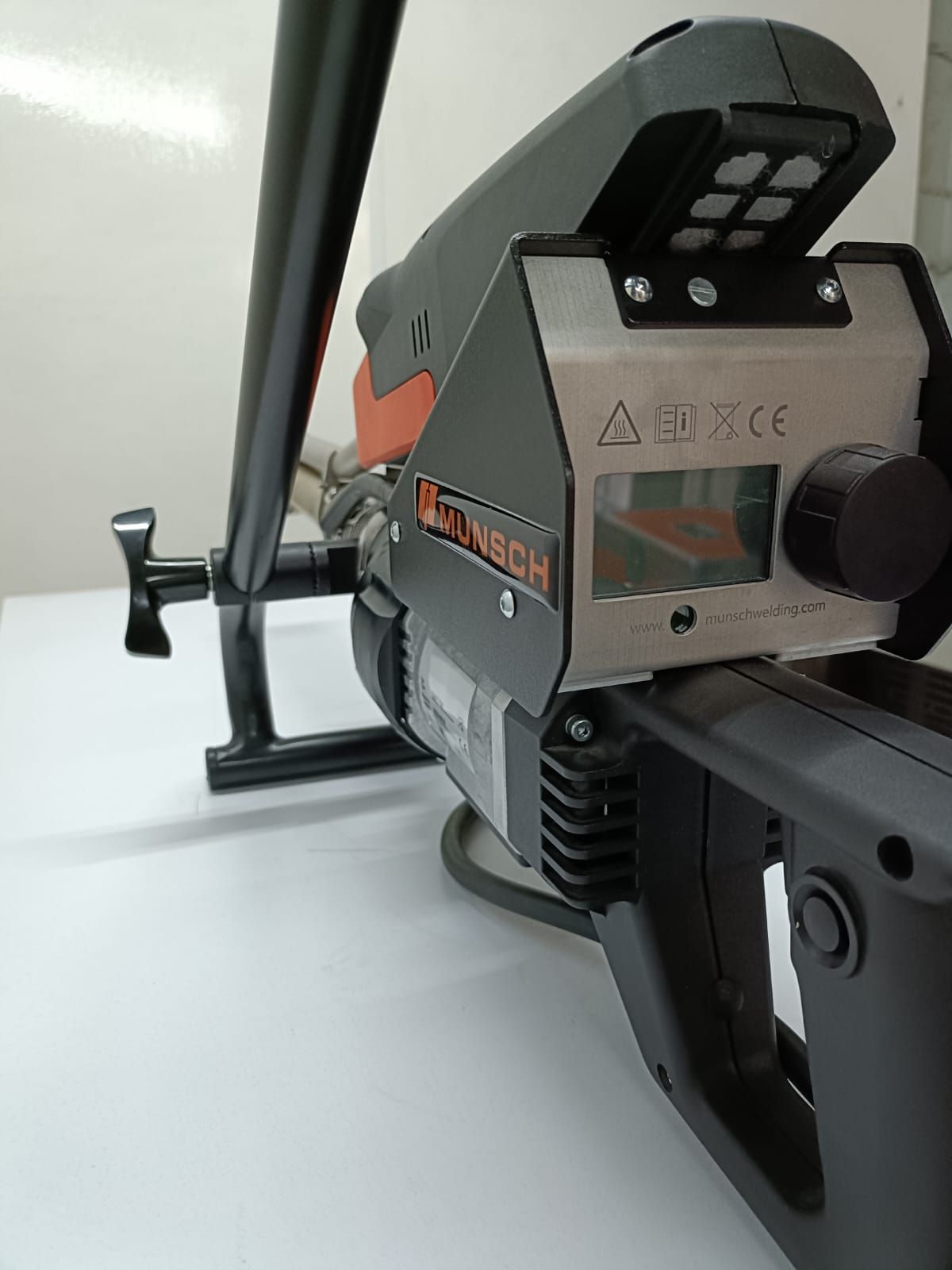 Primer plano de una motosierra Husqvarna K 1270 gris y naranja con mango y panel de control.