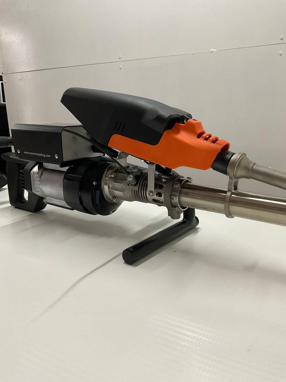 Primer plano de una motosierra Husqvarna K 1270 gris y naranja con mango y panel de control.