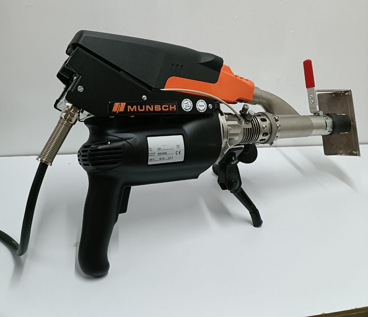 Herramienta industrial manual Munson con cuerpo negro y naranja y boquilla metálica sobre fondo blanco.