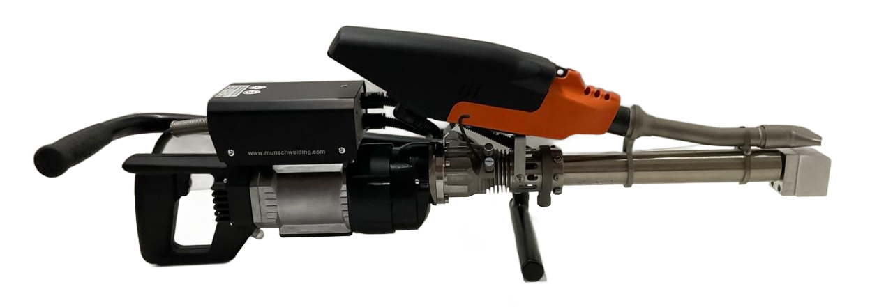 Herramienta eléctrica negra y naranja con una hoja metálica larga, parecida a un cortasetos o una sierra.