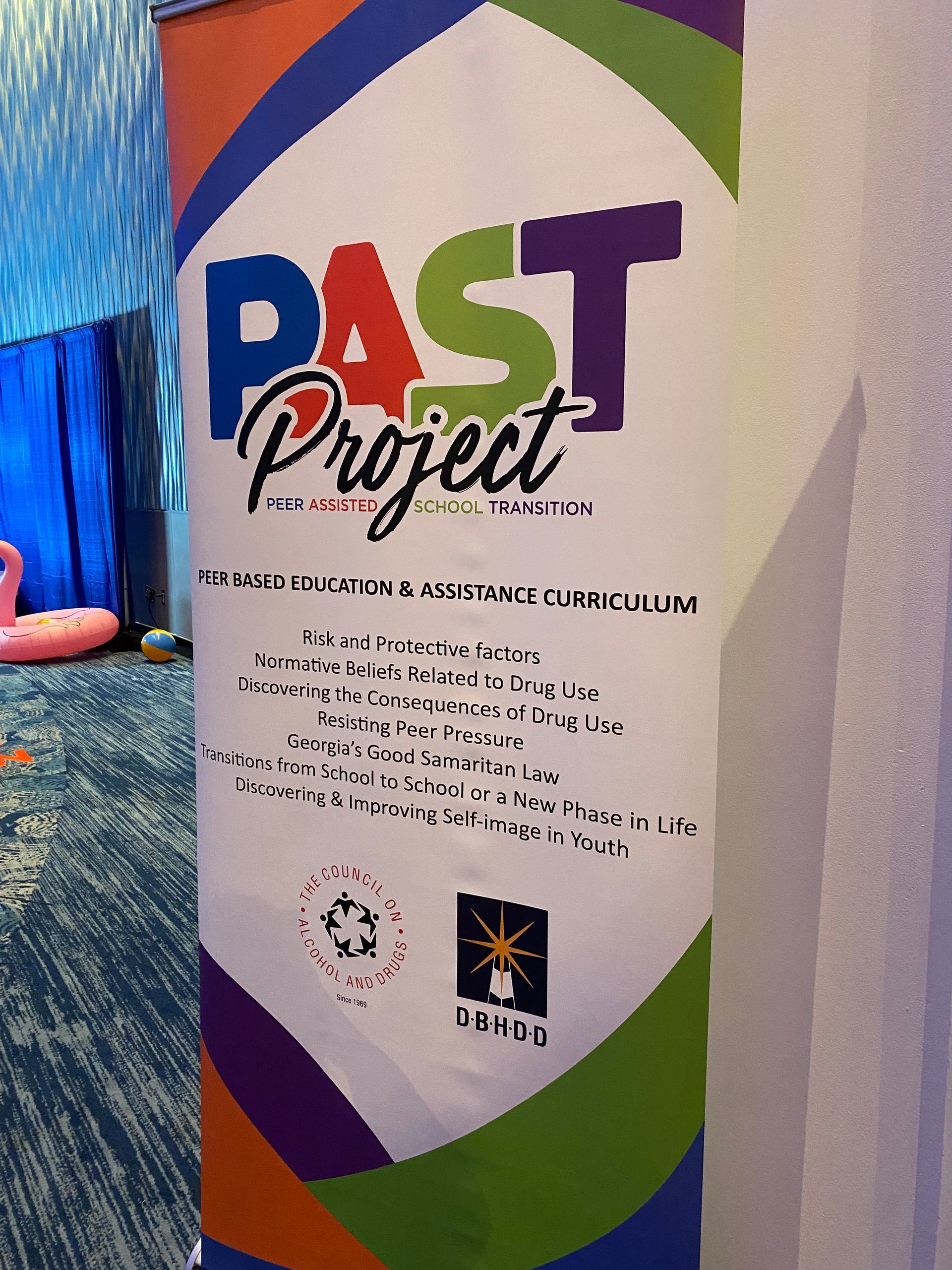 A colorful sign that says past project on it