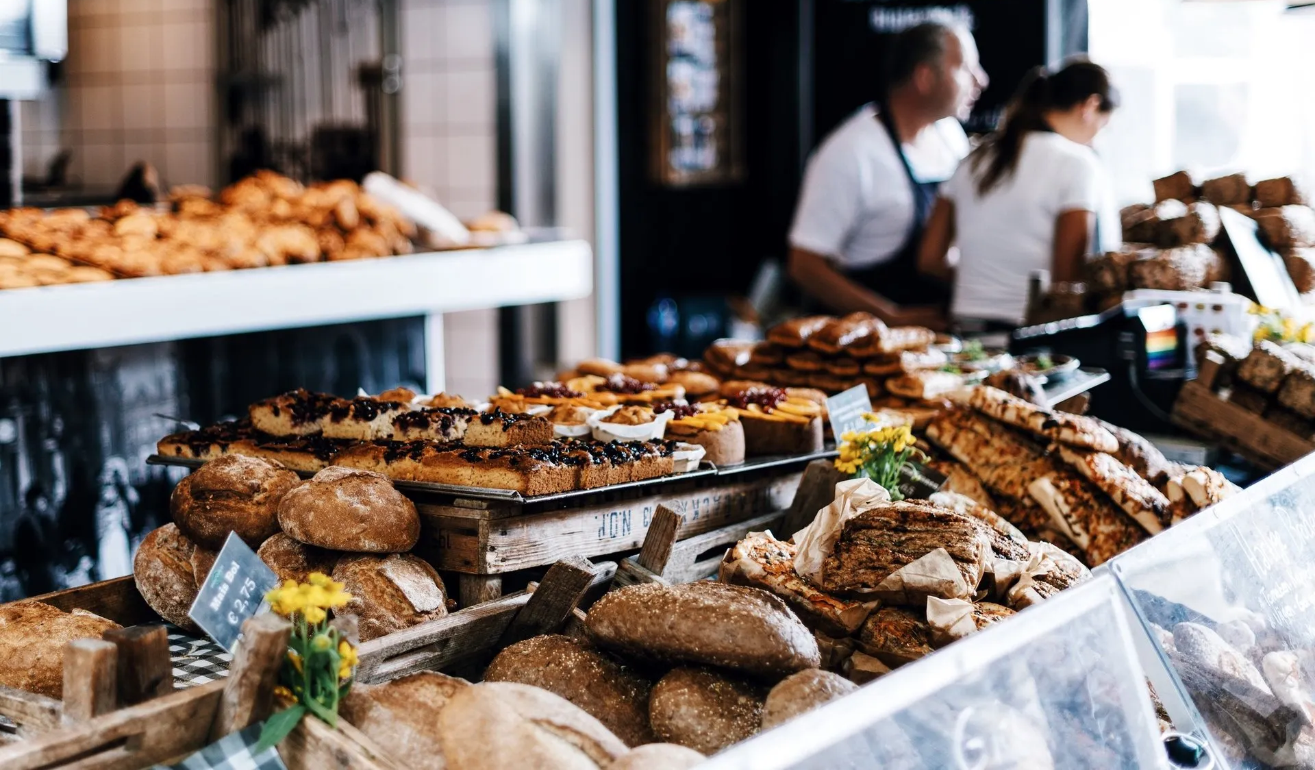 A bakery filled with lots of bread and pastries.