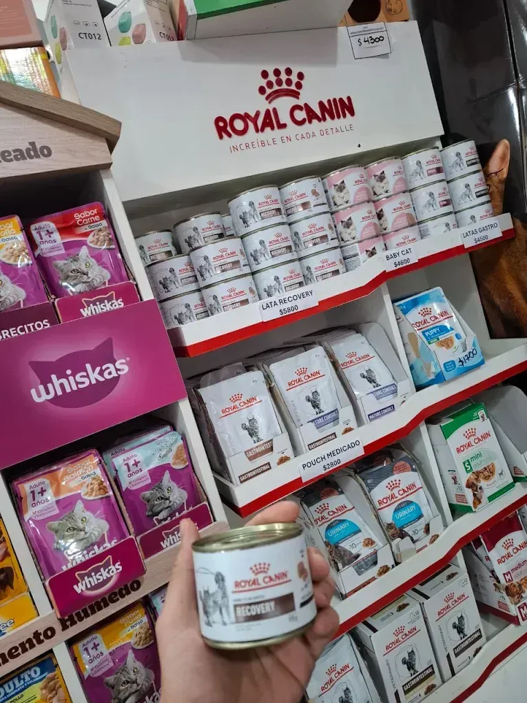 Estanterías repletas de latas y bolsitas de comida para gatos de las marcas Royal Canin y Whiskas 