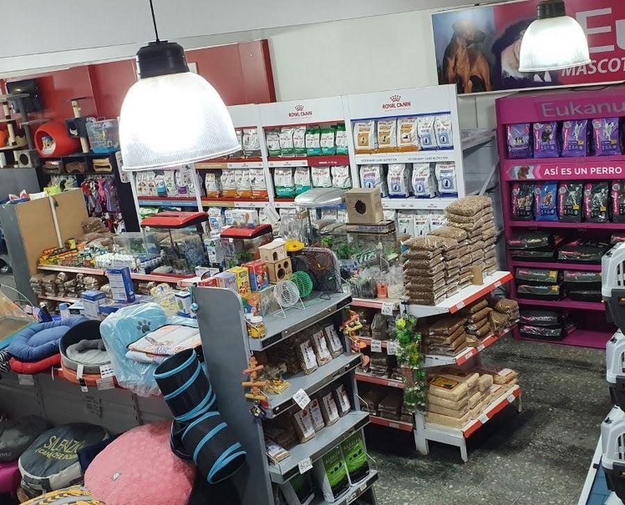 Pasillo abarrotado de una tienda de artículos para mascotas 