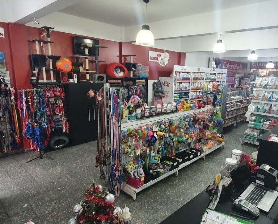 Un colorido pasillo de tienda de mascotas