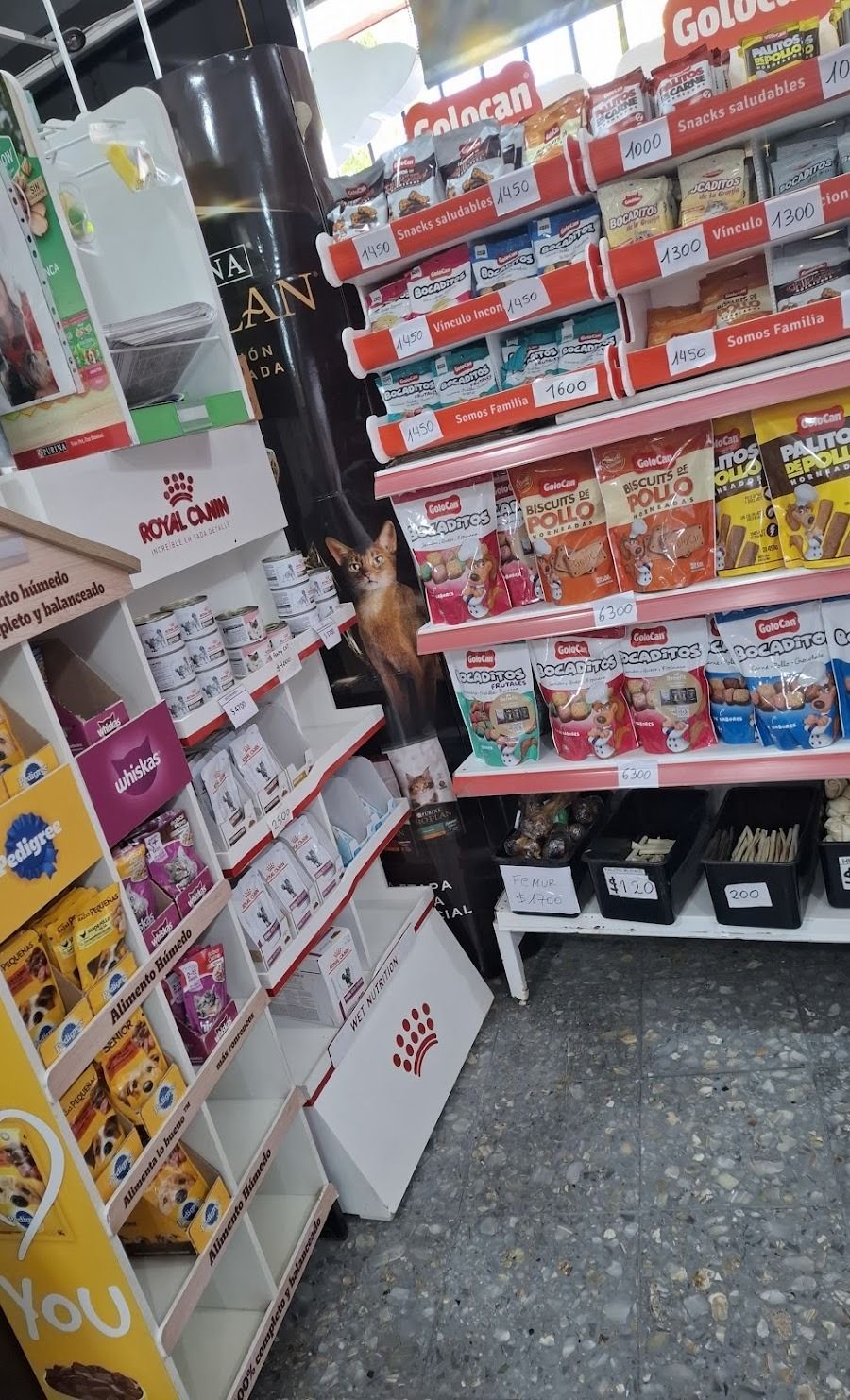 Pasillo de aperitivos y productos envasados ​​en una tienda, con estantes repletos de productos coloridos.