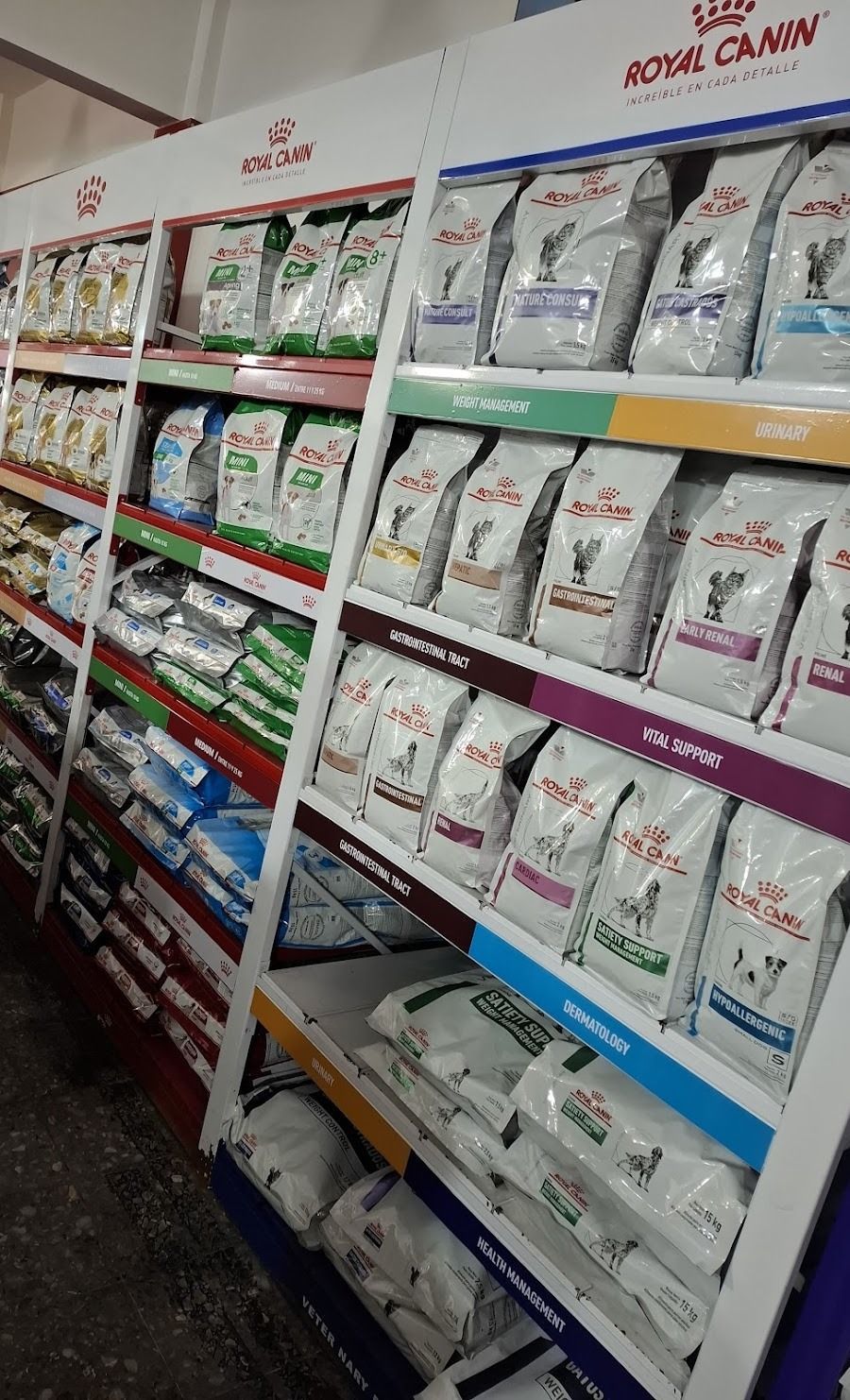 Un pasillo de la tienda con estantes repletos de bolsas de comida 