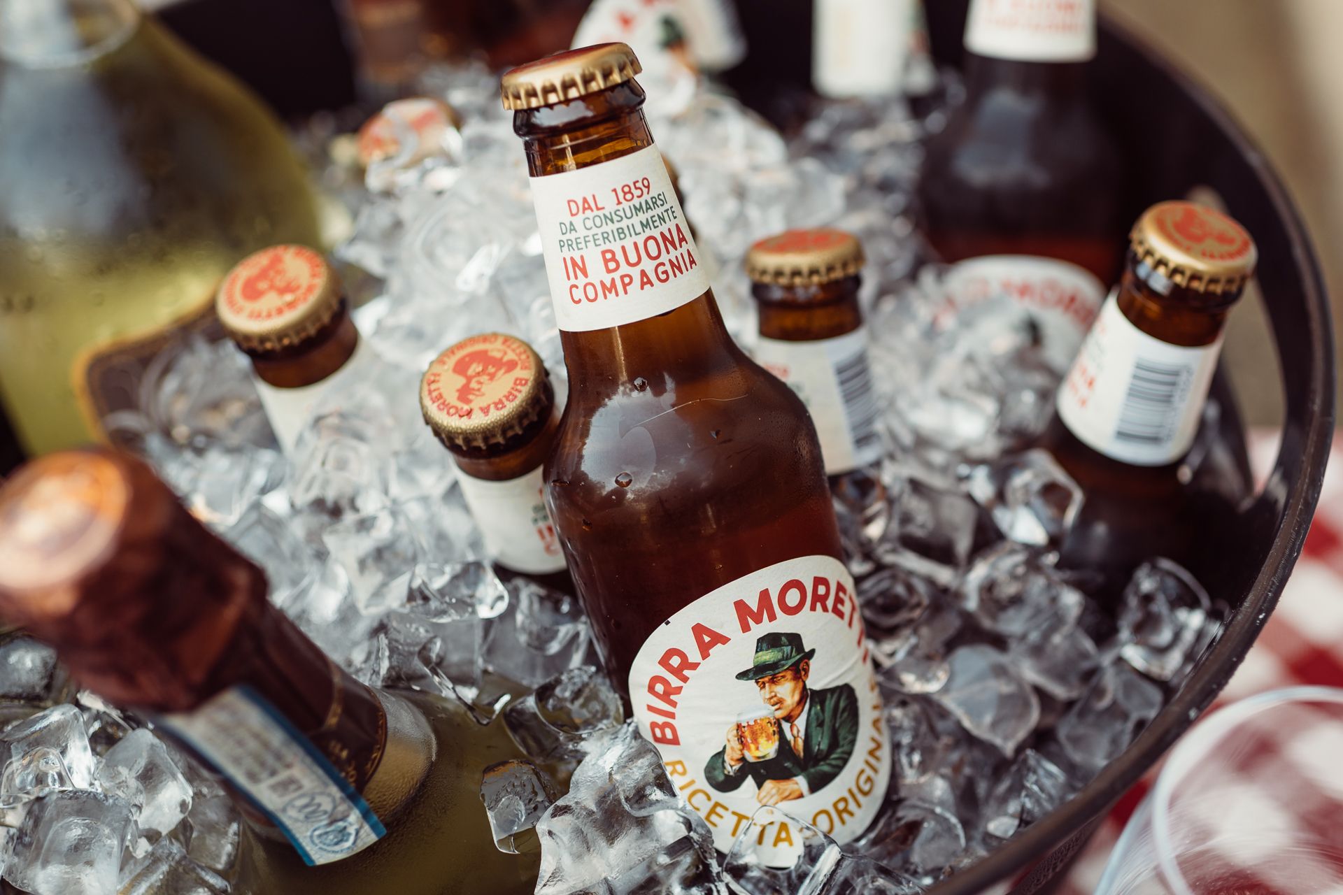 Bottiglie di birra Moretti sul tavolo della cena - Fotografo matrimoni Castello di Bibbione Toscana