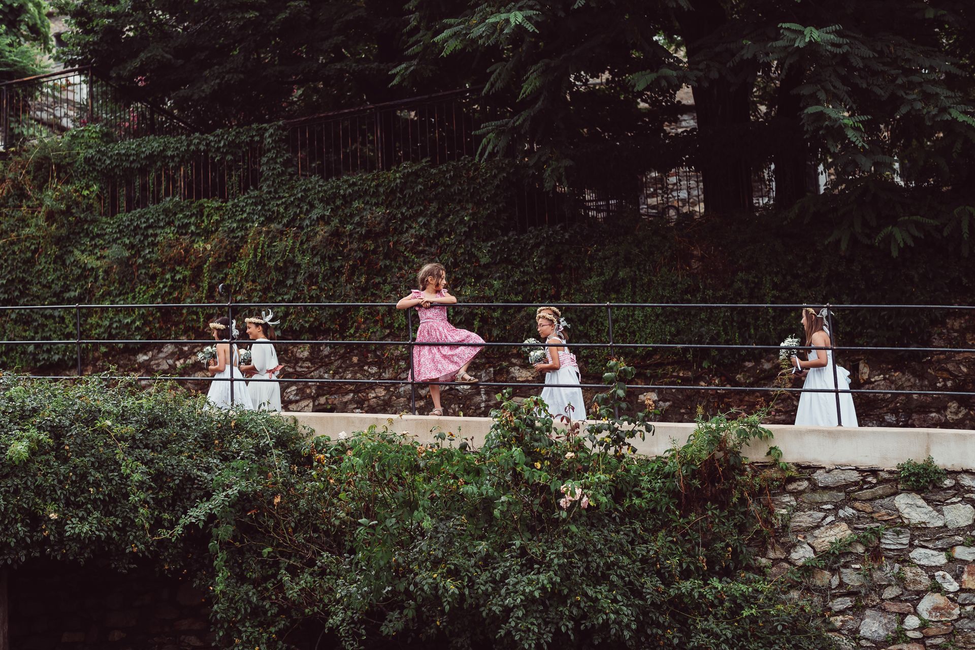 Bambini del corteo della sposa che giungono al matrimonio - Fotografo Castelvecchio di Rocca Barbena