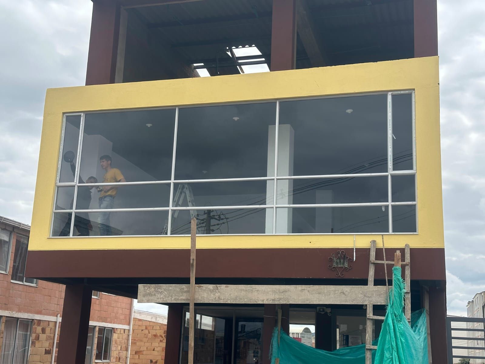 Construcción de un edificio de dos pisos; 