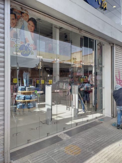 Tienda con puertas de cristal. Vaqueros expuestos en el interior