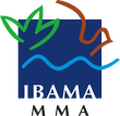 Logotipo com quadrado azul, folhas verdes, linha marrom, linha ondulada azul e texto