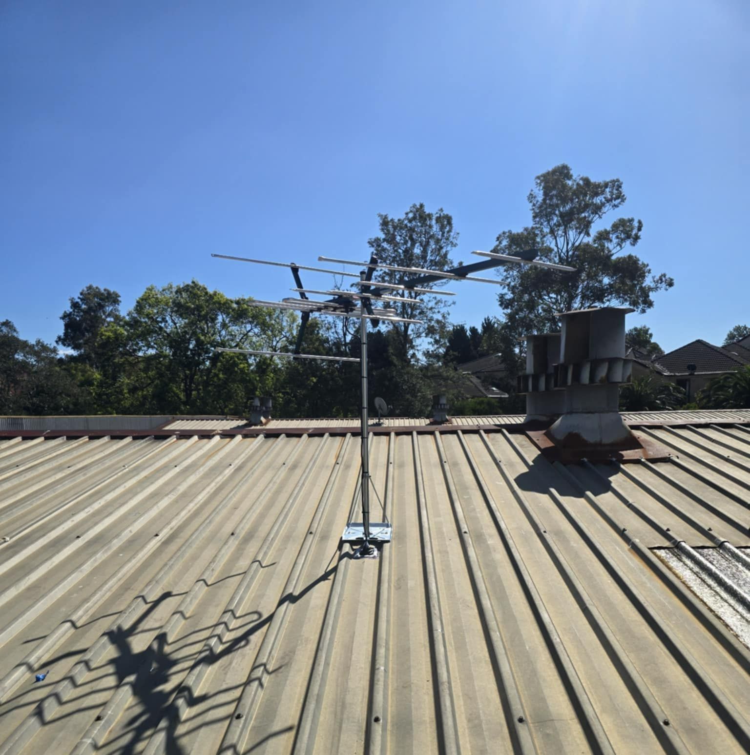 Antenna on roof