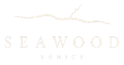 Logo di Seaweed Venice in beige chiaro su sfondo bianco con una linea ondulata stilizzata sopra.