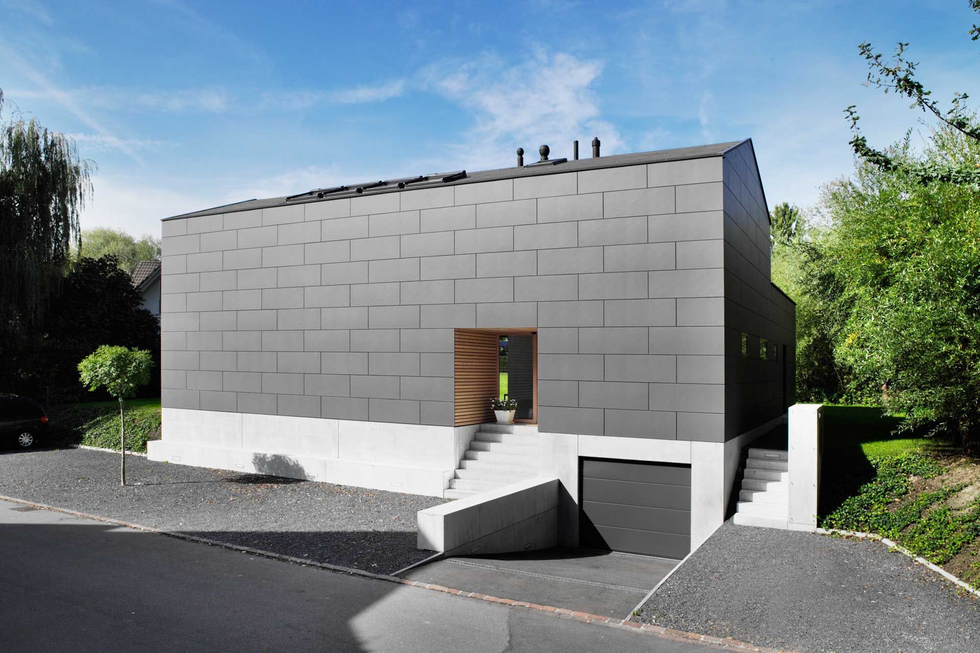Ein Haus mit einer Backsteinmauer und einer Treppe, die hinaufführt
