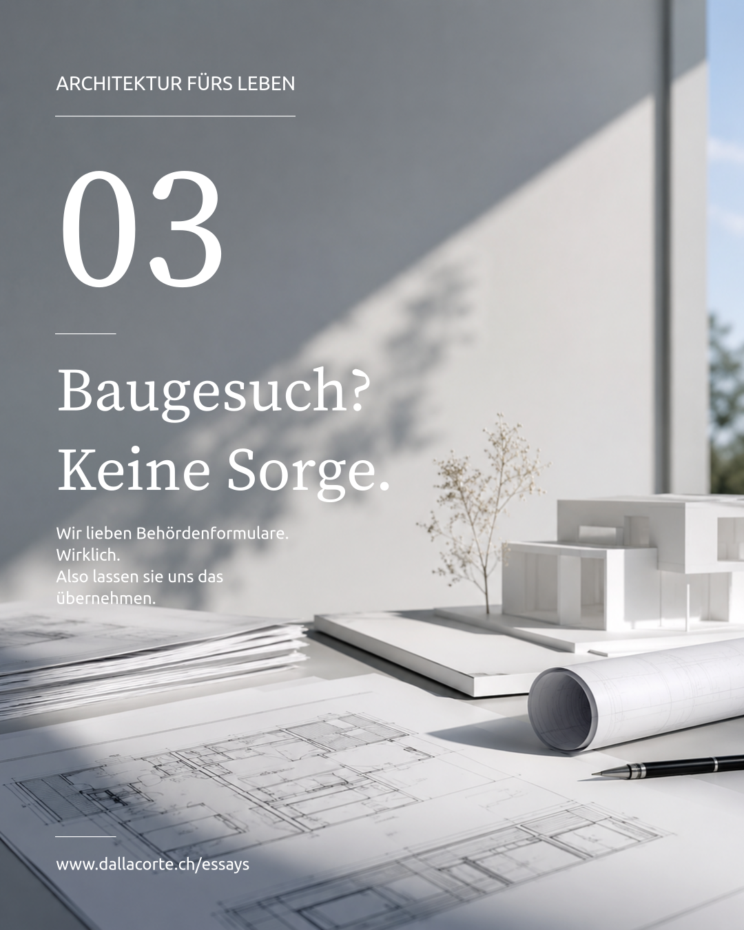 Architekturmodell auf Bauplänen mit Text „Baugesuch? Keine Sorge.“