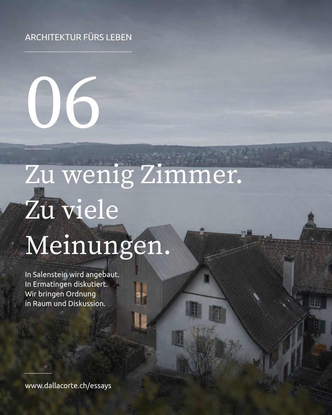Graue Dächer einer Stadt am See unter bedecktem Himmel mit deutschem Text und großer „06“-Überlagerung