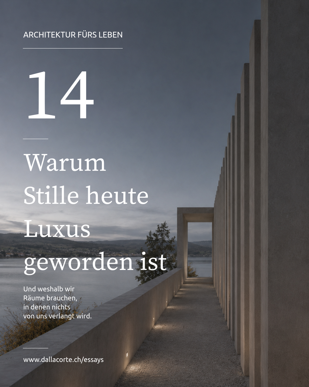 Magazincover mit dem Titel „Warum Stille heute Luxus geworden ist“ vor moderner Architektur am Meer