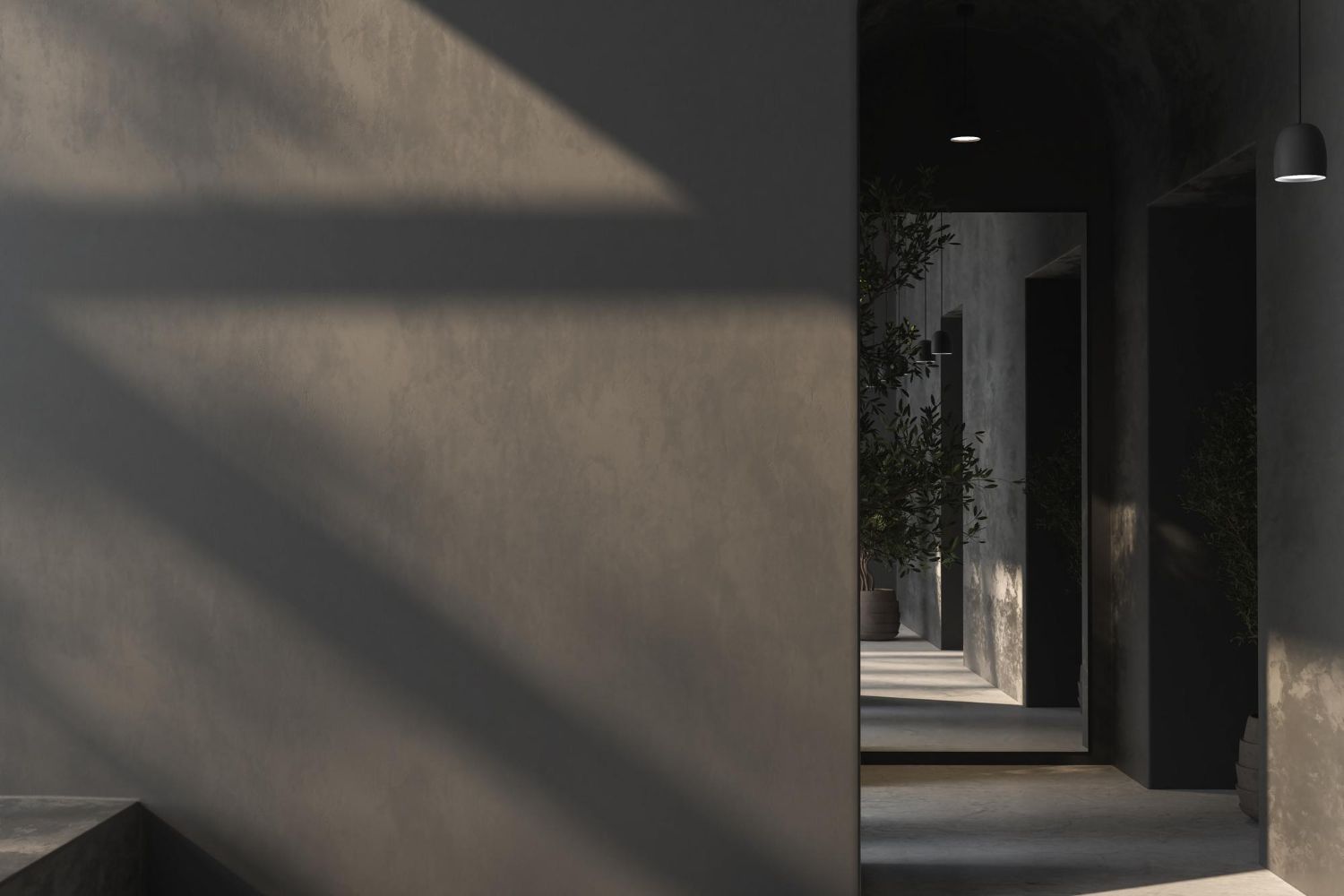 Moderner Flur, in dem Sonnenlicht Schatten auf graue Wände wirft, und eine offene Tür zu einem dunkleren Innenraum.