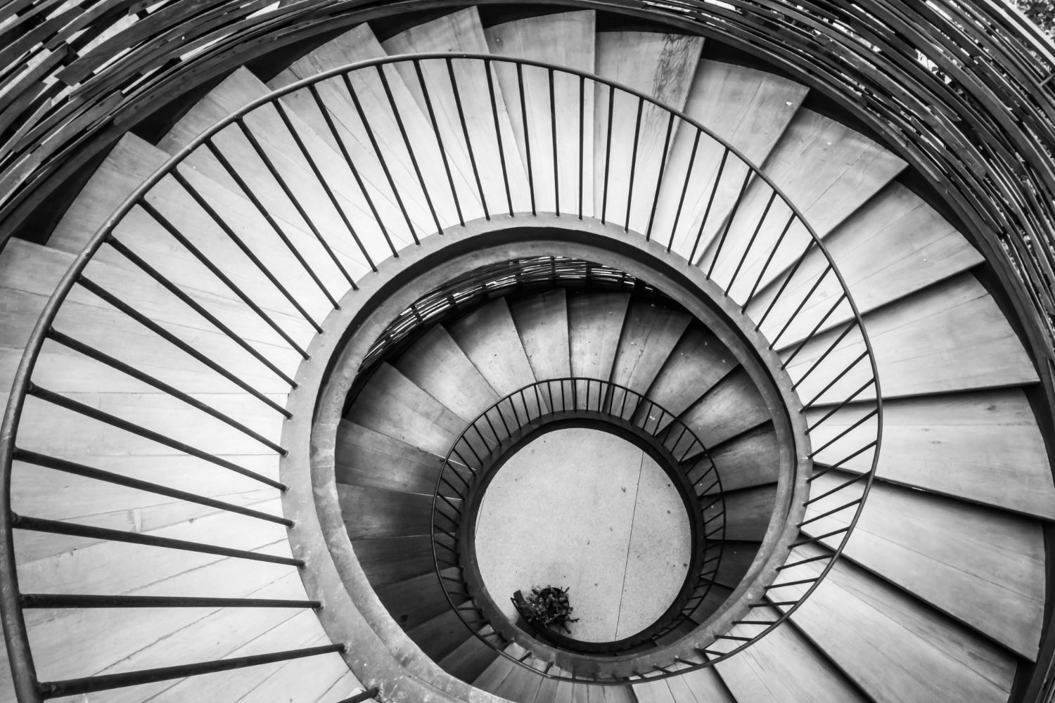 Ein Schwarzweißfoto einer Wendeltreppe.