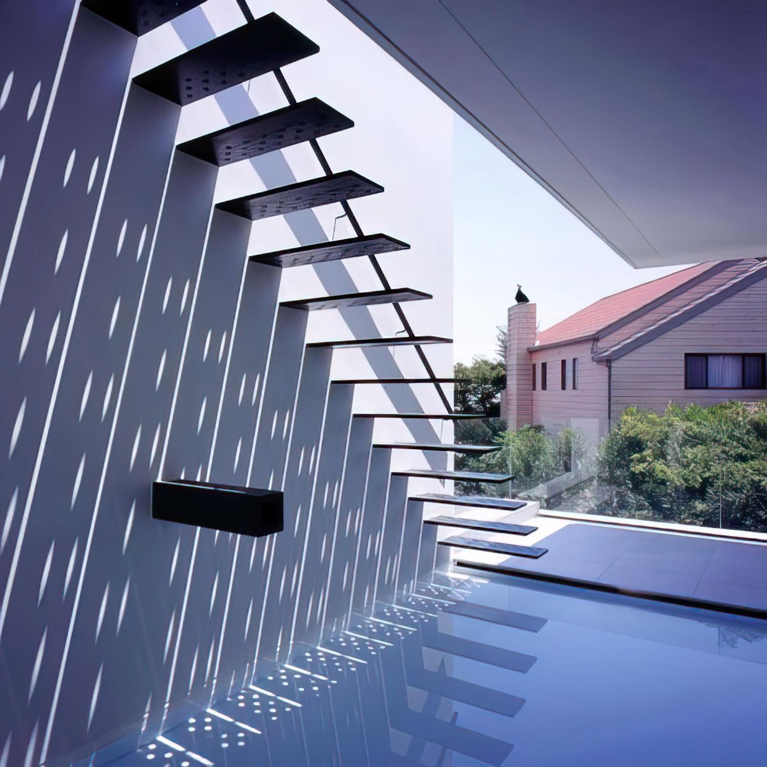 Treppe hinauf zu einem Swimmingpool mit einem Haus im Hintergrund